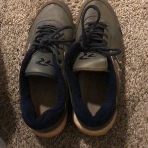 Women’s fastpitch softball cleats